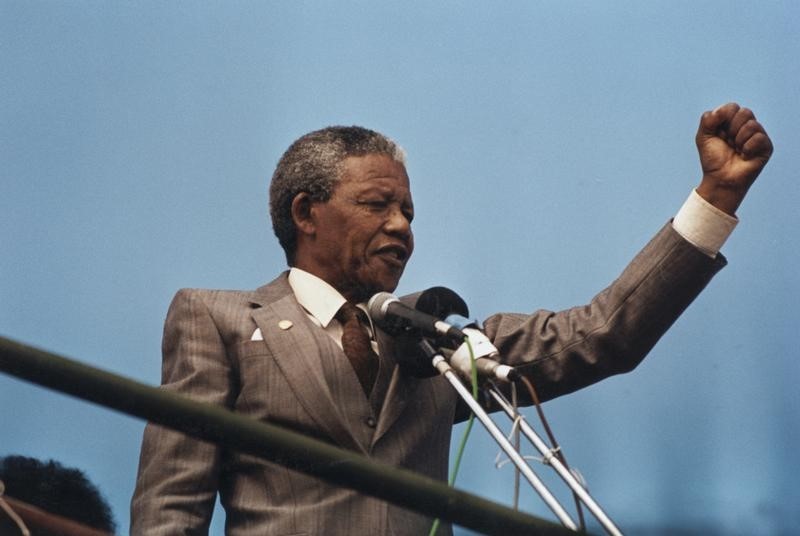 © Reuters. Nelson Mandela acena ao povo em Port Elizabeth