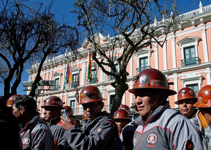 © Reuters. Mineiros se reúnem diante de palácio presidencial em La Paz