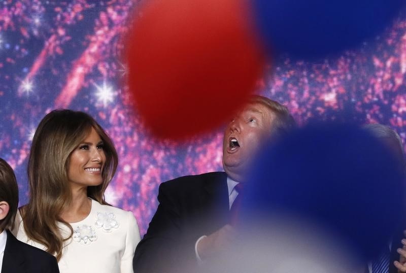 © Reuters. Republican U.S. presidential nominee Trump and wife Melania celebrate with family as balloons fall at the conclusion of the Republican National Convention in Cleveland