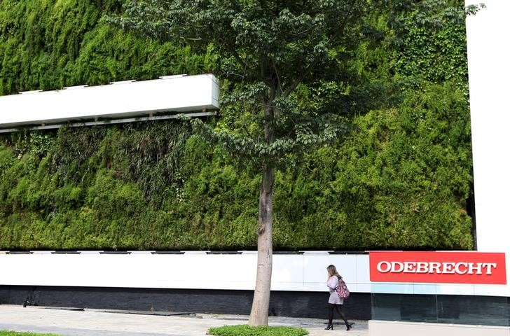 © Reuters. Mulher caminha em frente à sede da Odebrecht SA em São Paulo