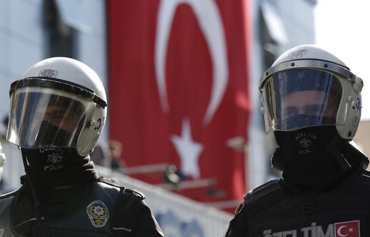 © Reuters. تركيا تفصل نحو 8000 من قوات الأمن في عملية تطهير جديدة
