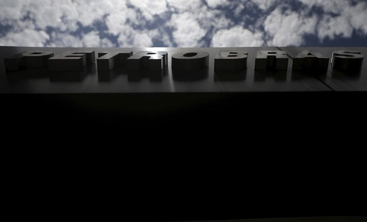 © Reuters. The logo of Brazil's state-run Petrobras oil company is pictured outside its headquarters in Rio de Janeiro