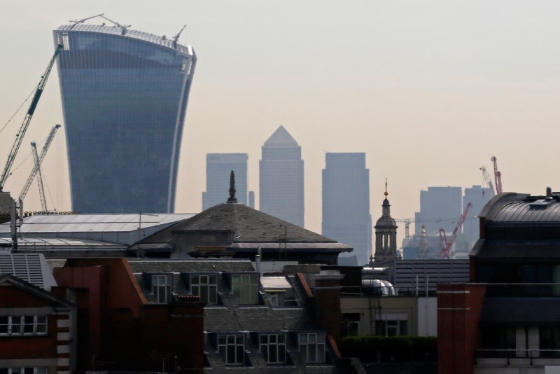 © Reuters. The Canary Wharf financial district is seen in London