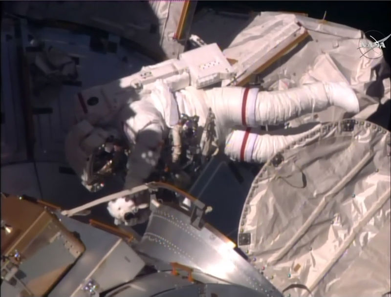 © Reuters. رائدان أمريكيان يسيران 7 ساعات خارج محطة الفضاء الدولية