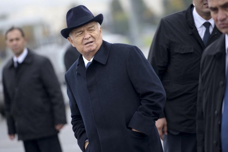 © Reuters. Uzbek President Islam Karimov looks on after greeting U.S. Secretary of State John Kerry at Samarkand Airport