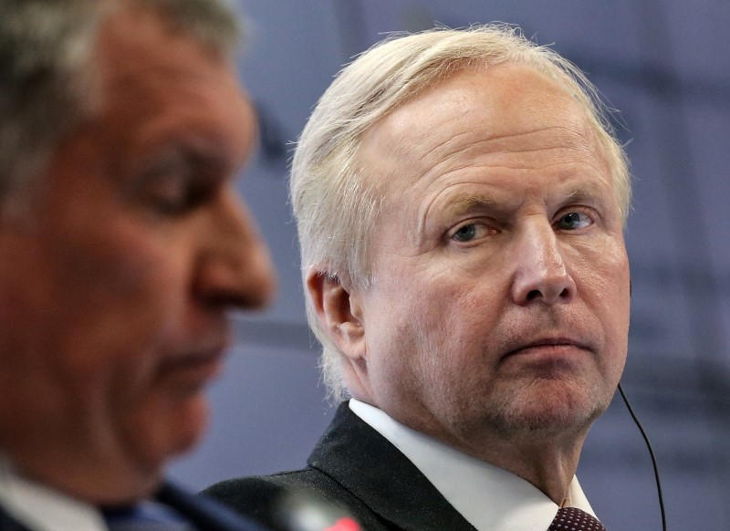 © Reuters. Head of Rosneft Sechin and BP Group Chief Executive Dudley attend St. Petersburg International Economic Forum 2016 in St. Petersburg