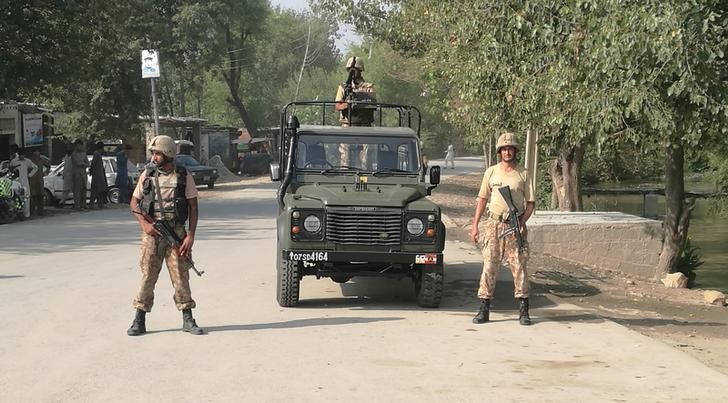 © Reuters. الجيش: انتحاريون يهاجمون منطقة مسيحية في باكستان