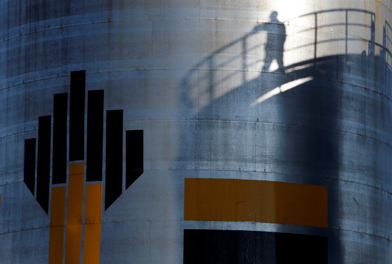 © Reuters. Shadow of worker is seen next to logo of Russia's Rosneft oil company at central processing facility of Rosneft-owned Priobskoye oil field outside Nefteyugansk