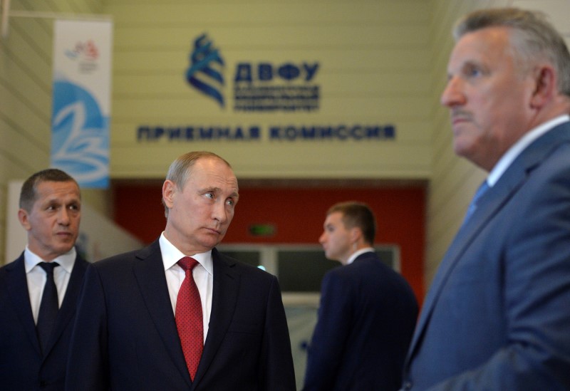 © Reuters. Russian President Vladimir Putin attends the Eastern Economic Forum in Vladivostok
