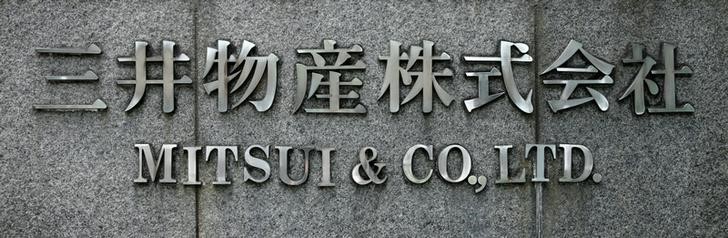 © Reuters. Логотип Mitsui & Co., Ltd у входа в центральный офис компании в Токио