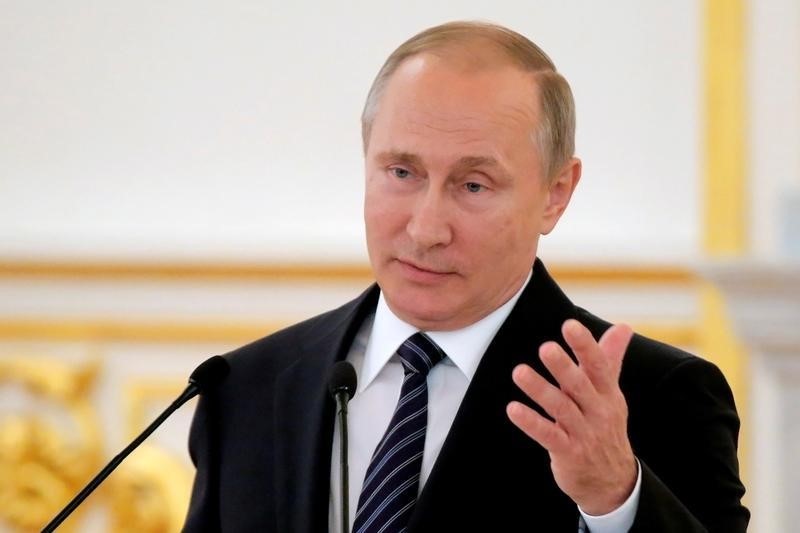 © Reuters. Russian President Putin delivers a speech during the awarding ceremony for Russian Olympic medallists returning home from 2016 Rio Olympics at Kremlin in Moscow