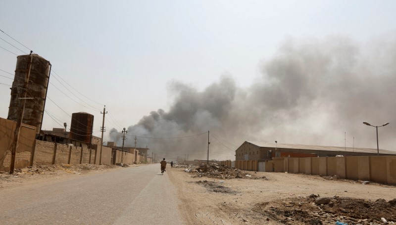 © Reuters. Smoke rises from blast caused by a fire at a weapons storage in eastern Baghdad