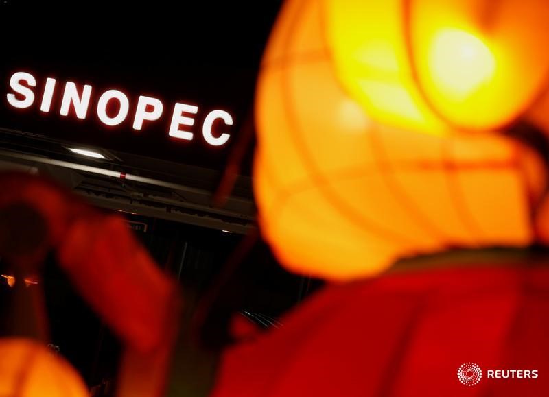 © Reuters. Логотип Sinopec на заправке в Гонконге