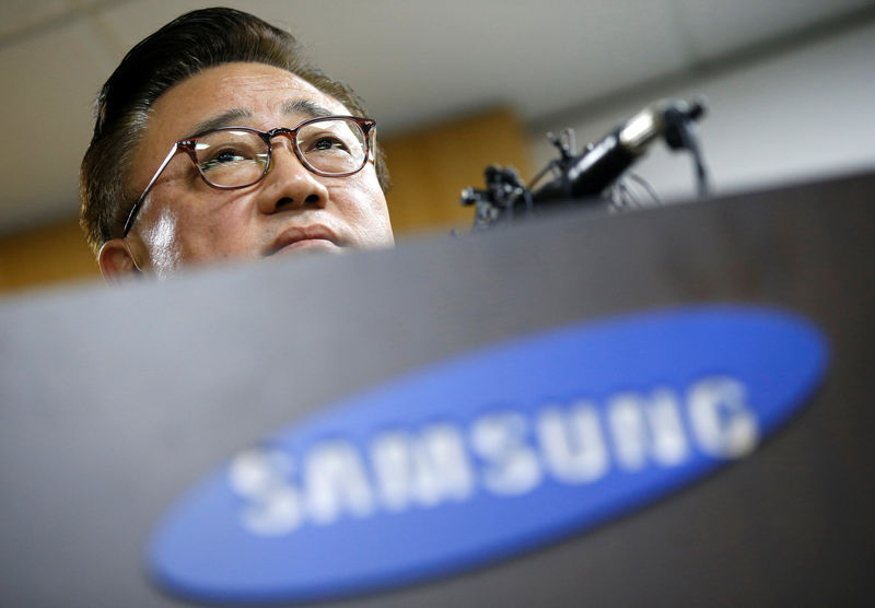 © Reuters. Koh Dong-jin, president of Samsung Electronics’ Mobile Communications Business, speaks during a news conference in Seoul