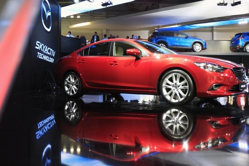 © Reuters. Автомобиль Mazda 6 на автосалоне в Москве