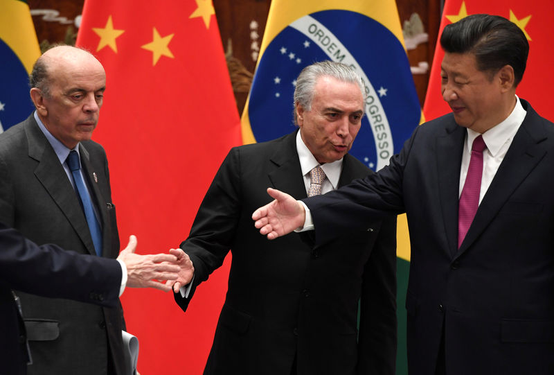 © Reuters. Presidente Michel Temer ao lado de ministro das Relações Exteriores, José Serra, e presidente da China, Xi Jinping, durante encontro na China