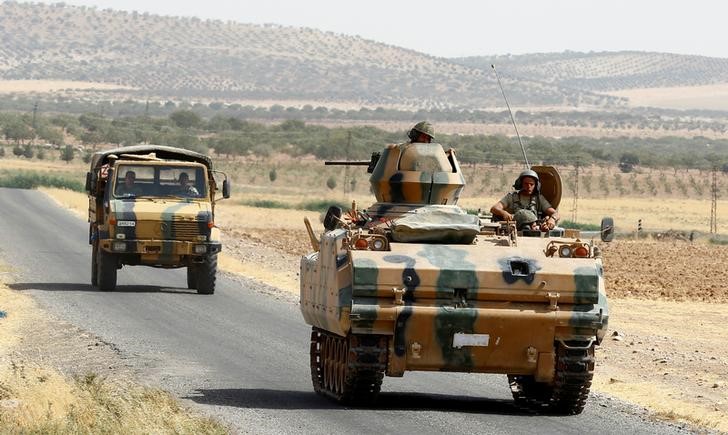 © Reuters. Veículos militares turcos vistos na fronteira com a Síria