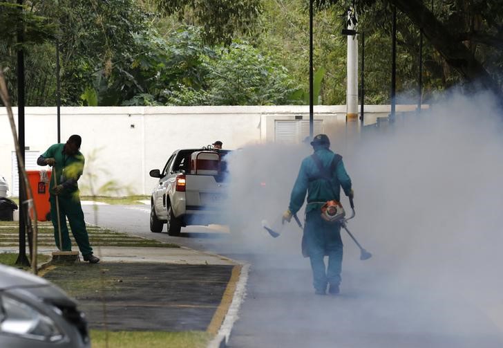 © Reuters. A truck sprays insecticide around Olympic media accomodations in Rio de Janeiro