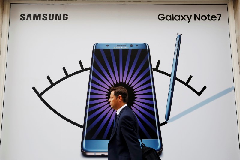 © Reuters. A man walks past an advert for the Samsung Galaxy Note 7 in London
