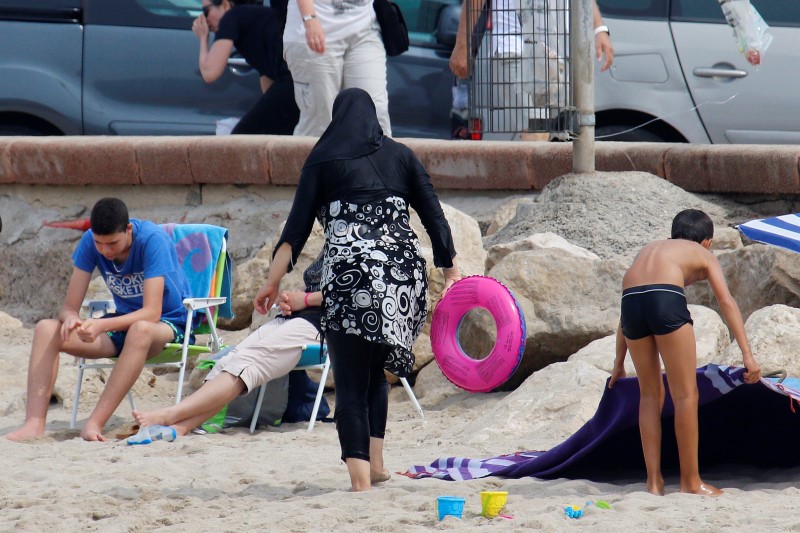 © Reuters. Mulher vista usando burkini em praia em Marselha, França