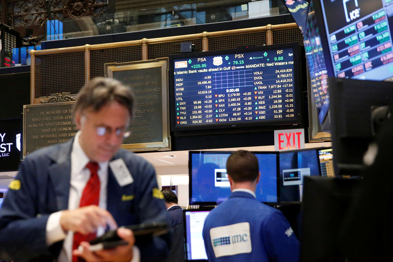 © Reuters. Traders work on the floor of the NYSE