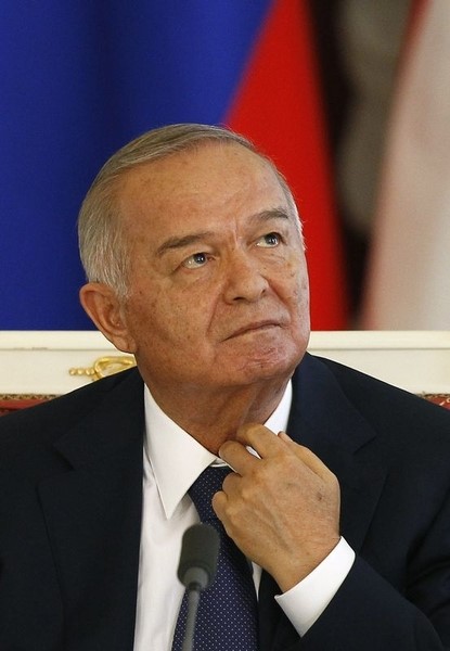 © Reuters. Uzbekistan's President Karimov attends a signing ceremony after talks with his Russian counterpart Putin at the Kremlin in Moscow