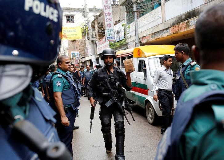 © Reuters. الشرطة في بنجلادش تقتل "مدربا" للمتشددين منفذي هجوم مقهى داكا