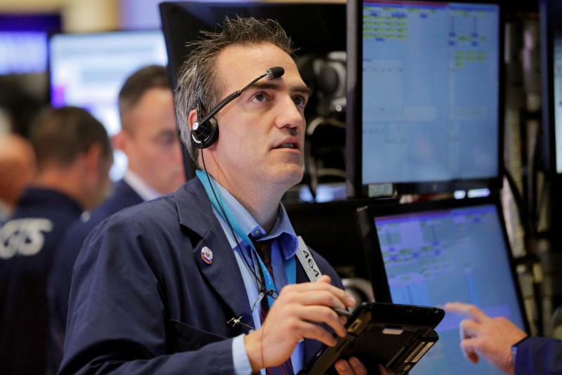 © Reuters. A trader works on the floor of the NYSE