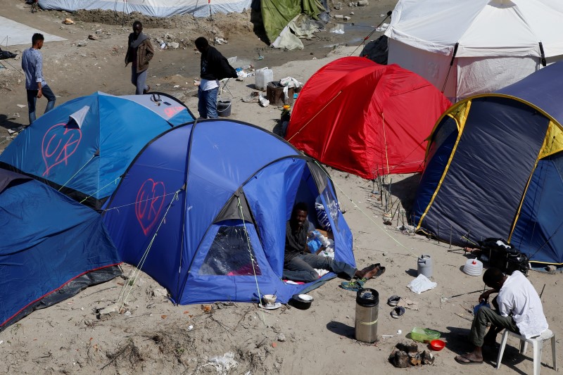 © Reuters. فرنسا: تفكيك مخيم كاليه للاجئين "في أقرب وقت"