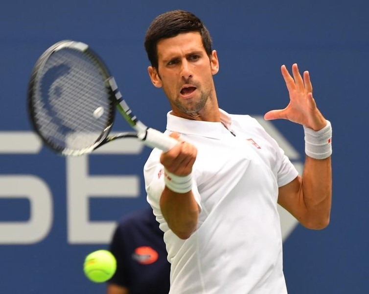 © Reuters. El tenista serbio Novak Djokovic, durante un partido contra Mikhail Youzhny de Rusia en el Abierto de Estados Unidos, en Nueva York.