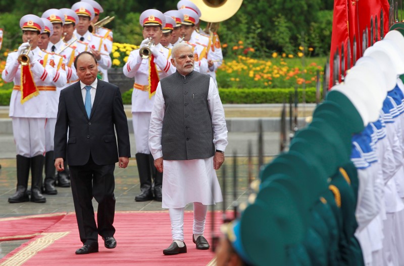 © Reuters. India's PM Modi reviews the guard of honour with his Vietnamese counterpart Phuc during a welcoming ceremony at the Presidential Palace in Hanoi, Vietnam