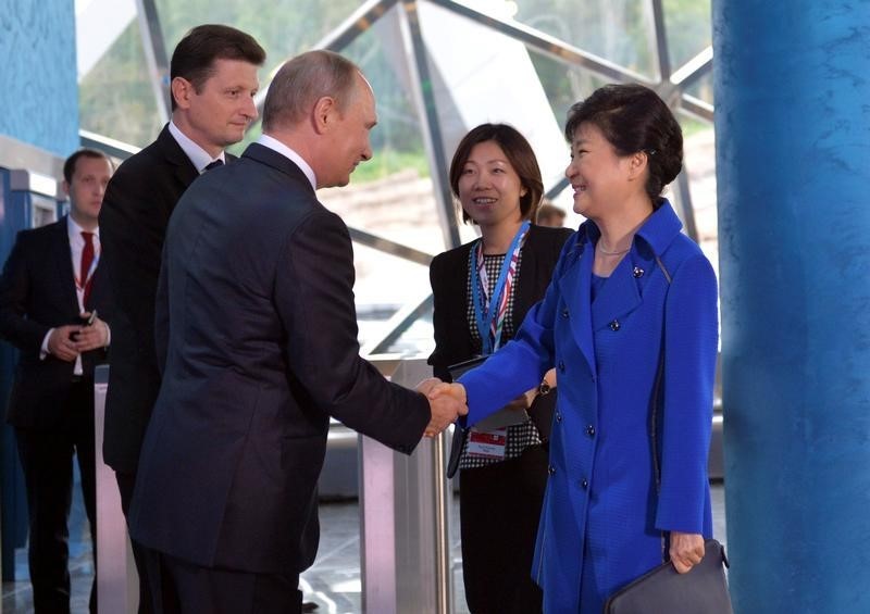 © Reuters. رئيسة كوريا الجنوبية تدعو روسيا وآخرين لإقناع بيونجيانج بشأن البرنامج النووي