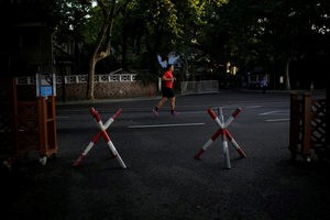 © Reuters. Security personnel run at the West Lake after the police closed the lake before G20 Summit in Hangzhou