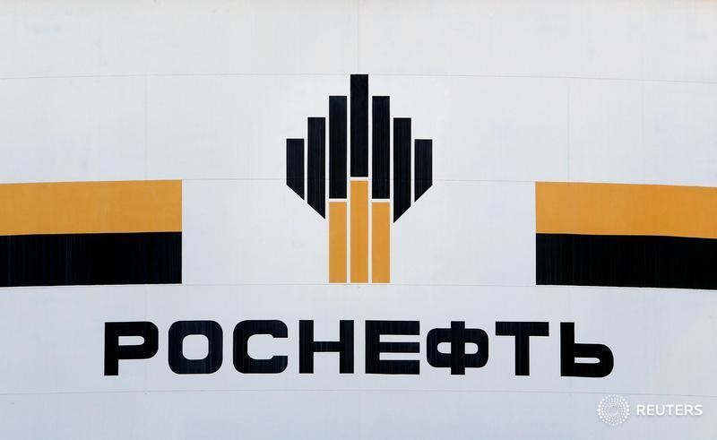 © Reuters. The logo of Russia's Rosneft oil company is pictured at the central processing facility of the Rosneft-owned Priobskoye oil field outside the West Siberian city of Nefteyugansk