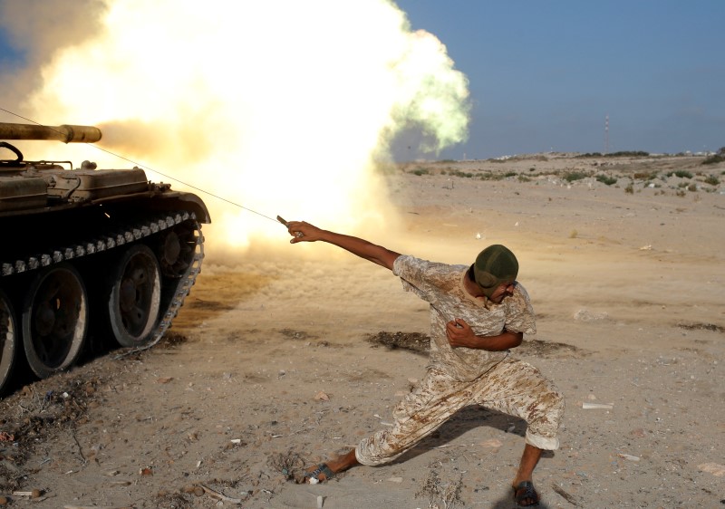 © Reuters. A fighter of Libyan forces allied with the U.N.-backed government fires a shell with Soviet made T-55 tank at Islamic State fighters in Sirte,