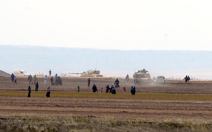 © Reuters. دبابات تركية تدخل سوريا وتفتح جبهة جديدة للهجوم