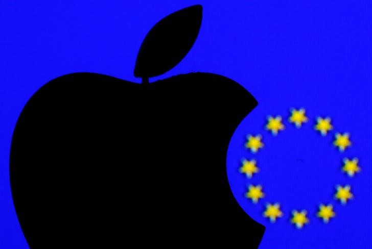 © Reuters. A 3D printed Apple logo is seen in front of a displayed European Union flag in this illustration