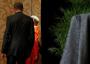 © Reuters. Obama and May depart after speaking to reporters following their bilateral meeting alongside the G20 Summit, in Ming Yuan Hall at Westlake Statehouse in Hangzhou, China