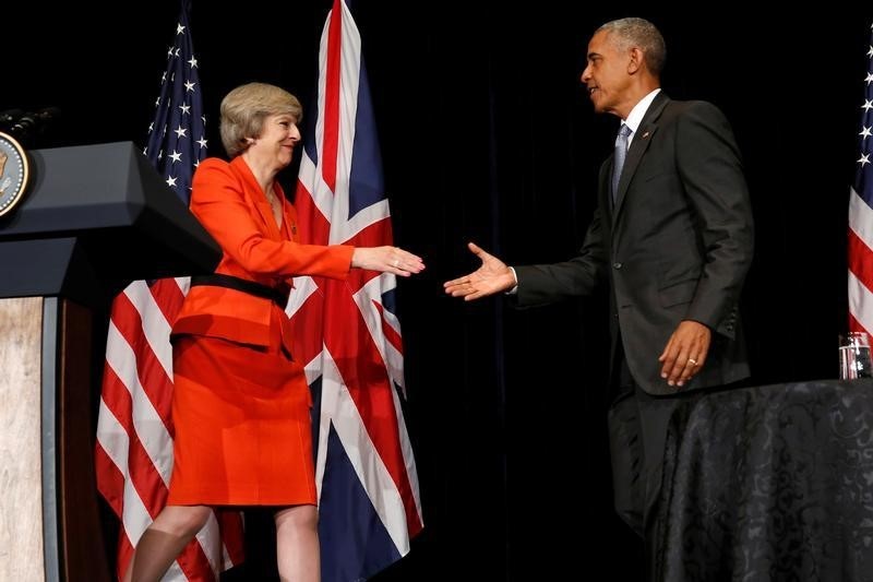 © Reuters. Britain's Prime Minister May and U.S. President Obama shake hands after speaking to reporters following their bilateral meeting alongside the G20 Summit, in Ming Yuan Hall at Westlake Statehouse in Hangzhou, China