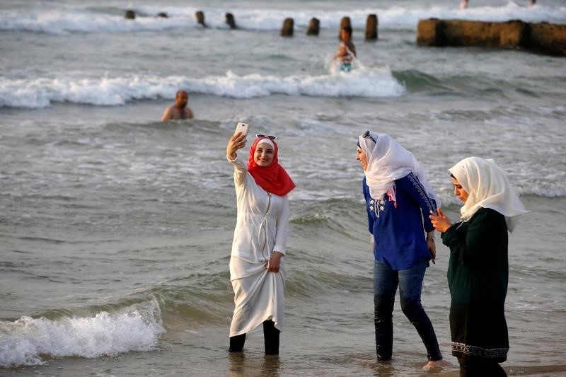 © Reuters. Judíos y musulmanes israelíes, perplejos por revuelo del burkini en Francia