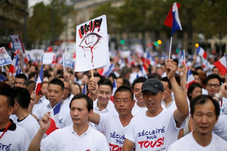 © Reuters. الآلاف يشاركون في مسيرة احتجاجا على جرائم استهدفت صينيين في فرنسا