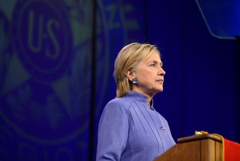 © Reuters. La candidata demócrata a la presidencia de Estados Unidos, Hillary Clinton, habla ante la Convención Nacional de la Legión Americana, en Cincinnati