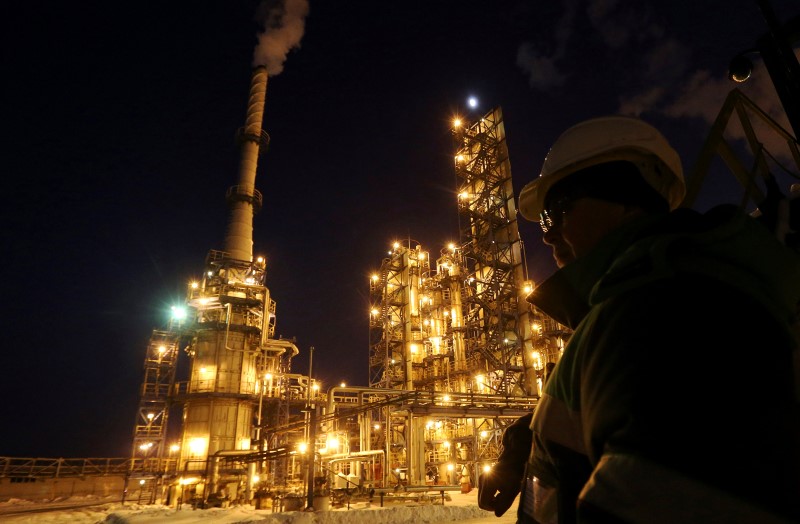 © Reuters. A worker looks on at the Bashneft-Ufaneftekhim oil refinery outside Ufa