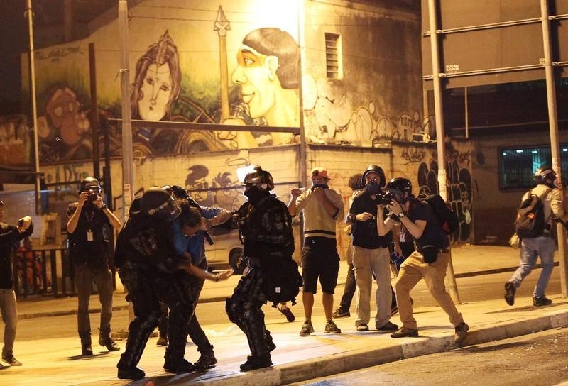 © Reuters. الشرطة البرازيلية تفض مظاهرة مناهضة لتامر في ساو باولو