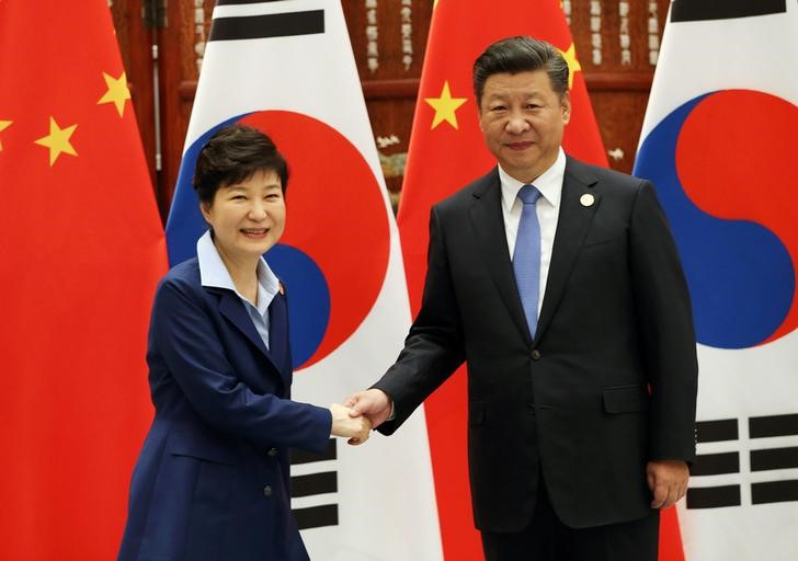 © Reuters. شينخوا: شي يؤكد التزام الصين بإخلاء شبه الجزيرة الكورية من السلاح النووي