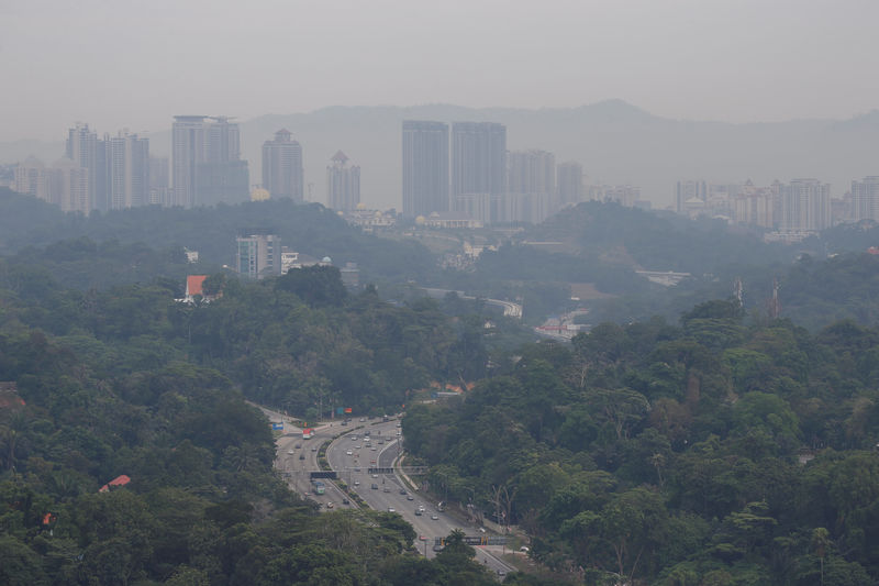 © Reuters. Buildings are shrouded by haze in Kuala Lumpur, Malaysia