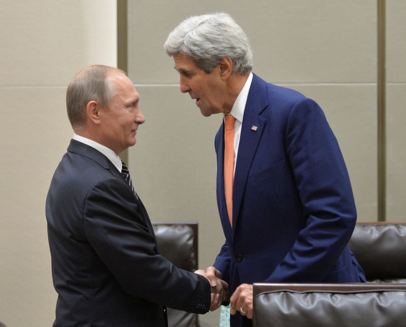 © Reuters. Russian President Putin greets U.S. Secretary of State Kerry ahead of meeting with U.S. President Obama on sidelines of G20 Summit in Hangzhou