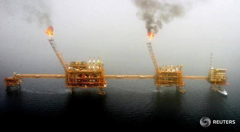 © Reuters. Нефтяные платформы в Персидском заливе