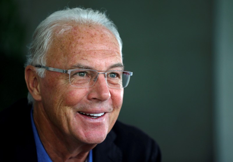 © Reuters. Operan del corazón al exfutbolista alemán Beckenbauer