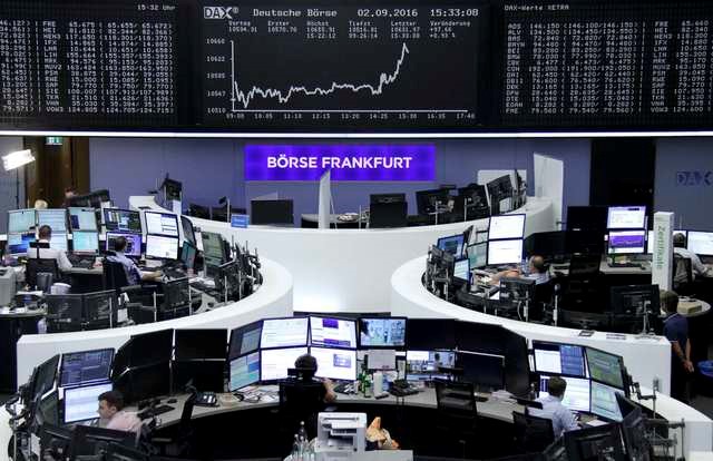 © Reuters. Bolsas europeas tocan máximos de cuatro meses, SFR lidera alzas